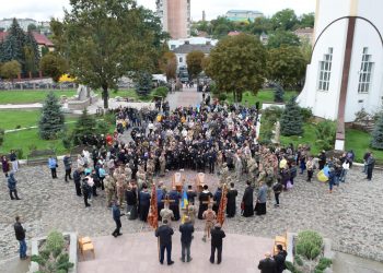 Тіла Героїв Холодюка Романа та Жибчука Василя зустрічали на колінах