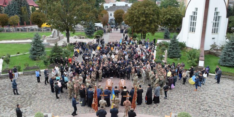 Тіла Героїв Холодюка Романа та Жибчука Василя зустрічали на колінах