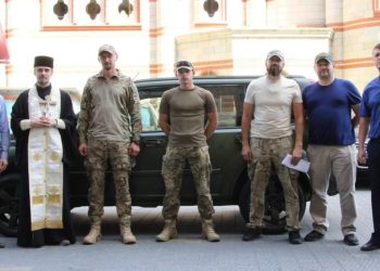 Волонтери Тернополя передали авто на фронт