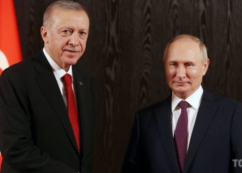 Путіна привселюдно вели, як немічного (відео)