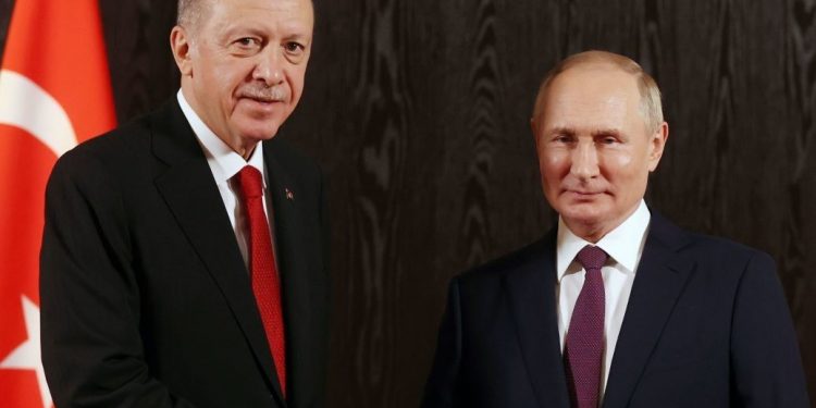 Путіна привселюдно вели, як немічного (відео)