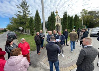 У Тернополі люди вийшли проти «благодатної» багатоповерхівки, яку будують в таємниці від парафіян (фото)