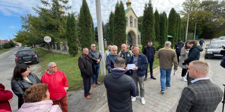 У Тернополі люди вийшли проти «благодатної» багатоповерхівки, яку будують в таємниці від парафіян (фото)