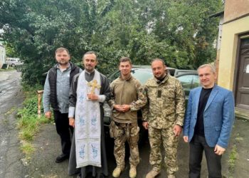 Тернопiльські благодiйники з фонду «Хвилі Змін» передав бiйцям автомобiль