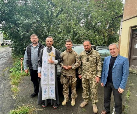 Тернопiльські благодiйники з фонду «Хвилі Змін» передав бiйцям автомобiль