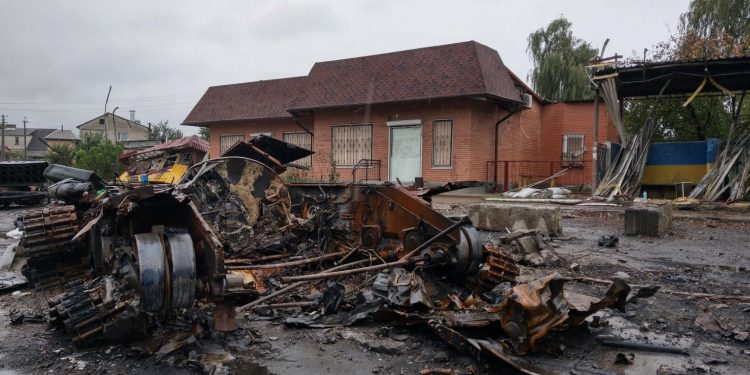 Україна отримає всю нашу допомогу, щоб виграти війну — Посол ЄС після візиту в Ізюм