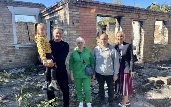 Засновник Budmall Тарас Демкура провідав в Ірпіні родину, якій компанія передала модульний будиночок