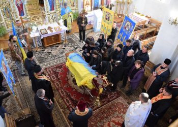 Мешканці Чорткова попрощались із загиблим на російсько-українській Героєм Сергієм Жолондеком