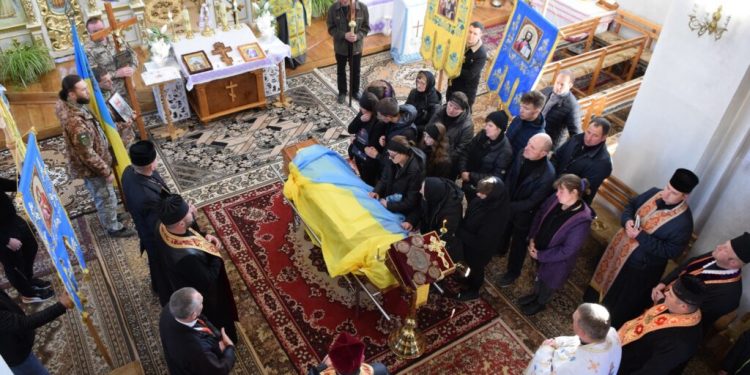 Мешканці Чорткова попрощались із загиблим на російсько-українській Героєм Сергієм Жолондеком