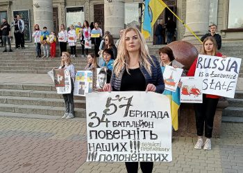 Дружини та сестри полонених військовослужбовців влаштували акцію підтримки на Театральному майдані Тернополя