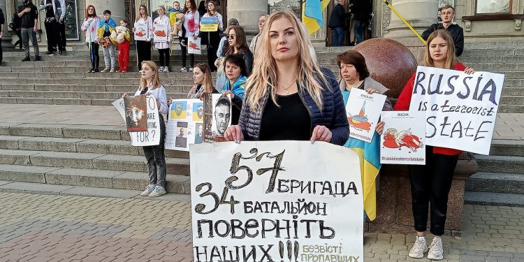 Дружини та сестри полонених військовослужбовців влаштували акцію підтримки на Театральному майдані Тернополя