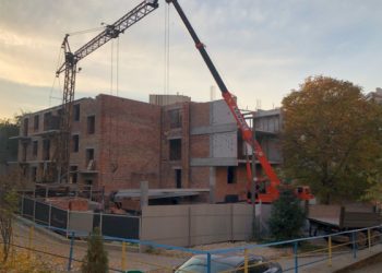 Будівельна плита впала на обійстя військового з Тернополя. Господарі могли загинути