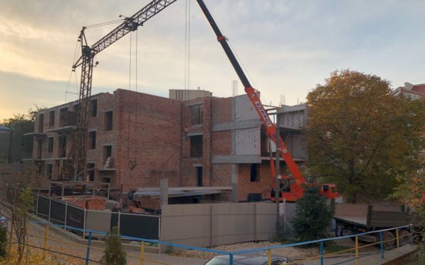 Будівельна плита впала на обійстя військового з Тернополя. Господарі могли загинути