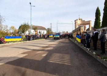 На Тернопільщині прощаються із загиблим бійцем Олегом Бахмачем