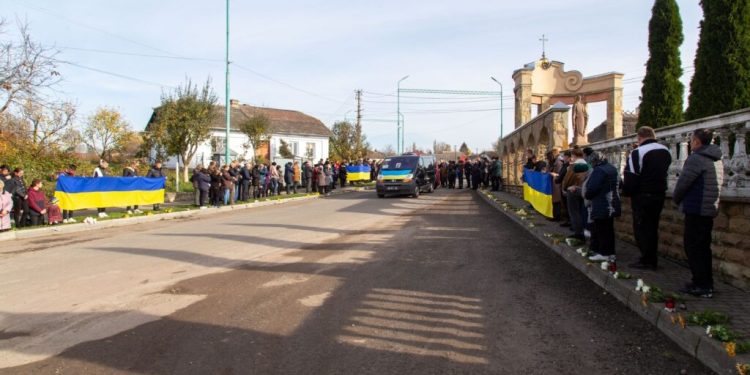 На Тернопільщині прощаються із загиблим бійцем Олегом Бахмачем