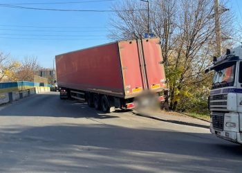 Фура “лягла” на “Горбатому” мості у Тернополі