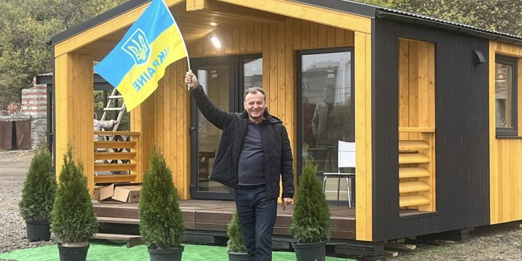 Тернопільський бізнесмен Тарас Демкура відрив на Закарпатті виставковий майданчик модульних будинків