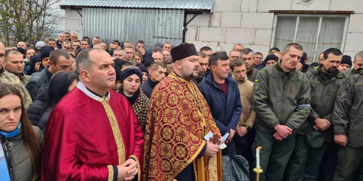 Тернопільщина на колінах прощалася з бійцем
