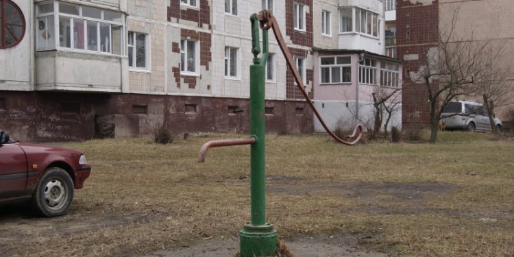 Якщо вода зникне в кранах Тернополя: адреси колонок-качалок та бюветів
