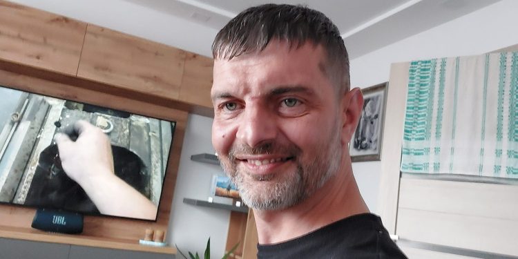 Герой “Азовсталі” морпіх Михайло Діанов передав гроші родинам загиблих побратимів