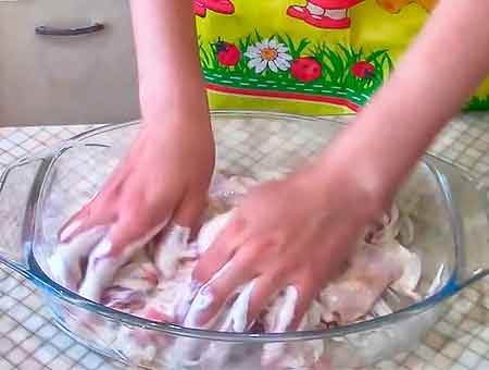 Соковите м'ясо в сметані