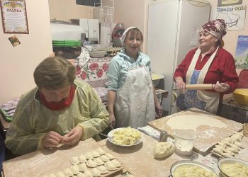 Поважні панянки з Тернополя ліплять вареники для ЗСУ (фоторепортаж)