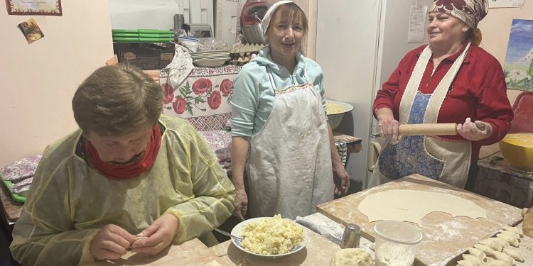 Поважні панянки з Тернополя ліплять вареники для ЗСУ (фоторепортаж)