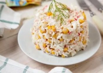 Смачний салат із крабових паличок та кукурудзи