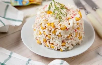 Смачний салат із крабових паличок та кукурудзи