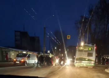 На вулиці Київській у Тернополі авто наїхало на жінку з дитячим візочком