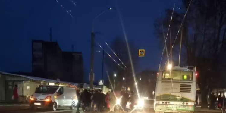 На вулиці Київській у Тернополі авто наїхало на жінку з дитячим візочком