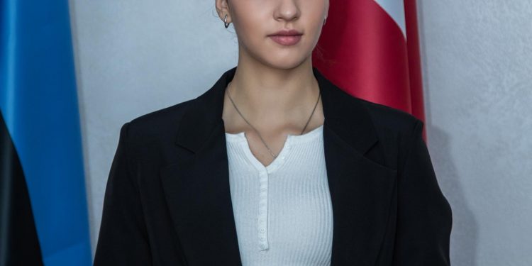 Тернопільська красуня-студентка вдало поєднує навчання з роботою журналіста