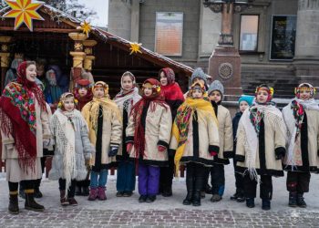 На Театральному майдані Тернополя освятили Різдвяну шопку (фото)