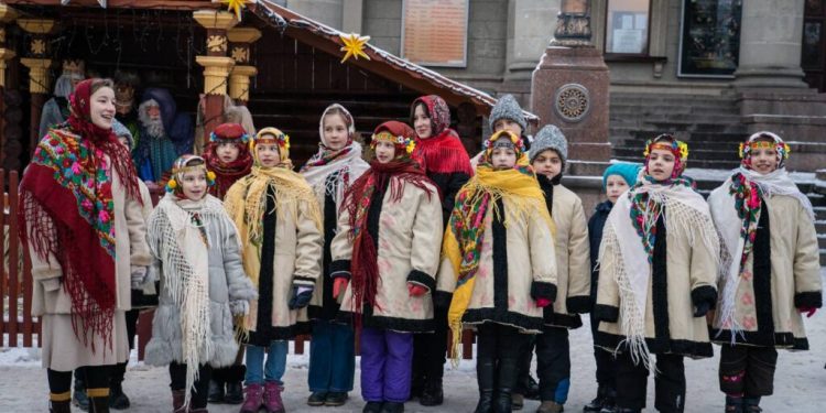 На Театральному майдані Тернополя освятили Різдвяну шопку (фото)