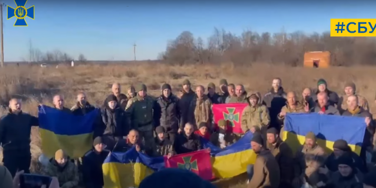 З’явилося відео звільнення з полону 60 українців