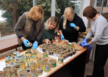 Волонтерський центр ТНПУ почaв виготовляти окопні свічки