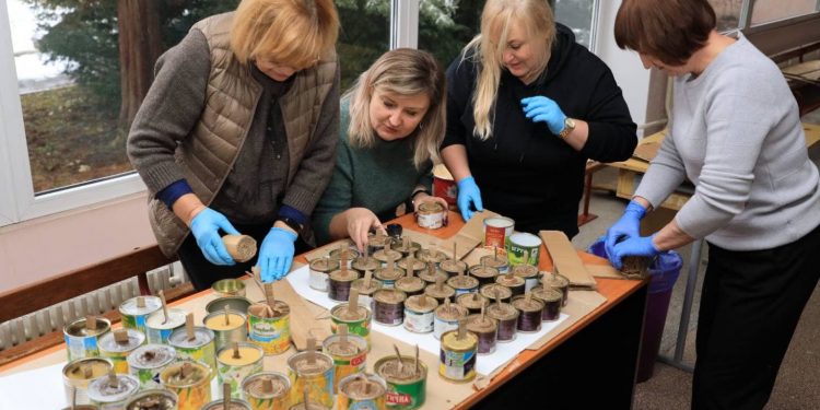 Волонтерський центр ТНПУ почaв виготовляти окопні свічки