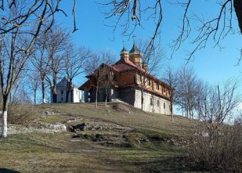 Хрест з часточкою древа Хреста Господнього привезуть на Тернопільщину