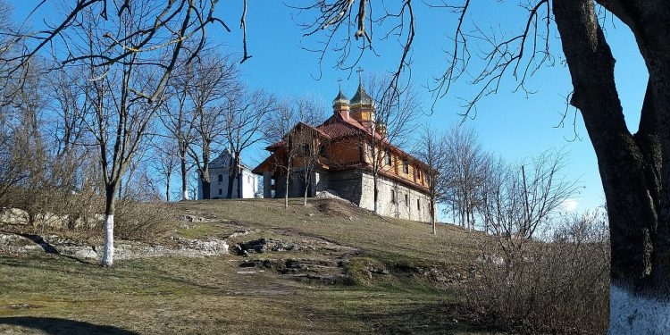 Хрест з часточкою древа Хреста Господнього привезуть на Тернопільщину