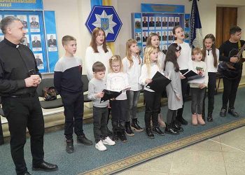 З Різдвом тернопільських поліцейських привітали колядники (відео)