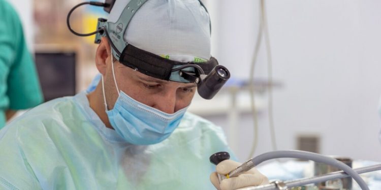 Лікар з Маріуполя переїхав та працює на Тернопільщині: історія незламності