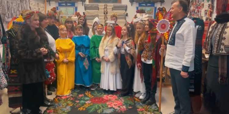 В етногалереї «Спадок» родини Демкур у Тернополі колядували і щедрували (відео)