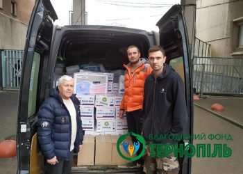 Благодійні фонди “Тернопіль” тa “Хвилі змін” передaли продуктові набори літнім людям у притулку