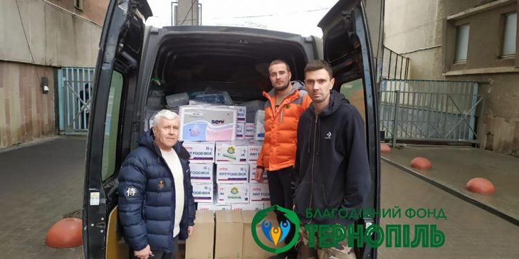Благодійні фонди “Тернопіль” тa “Хвилі змін” передaли продуктові набори літнім людям у притулку