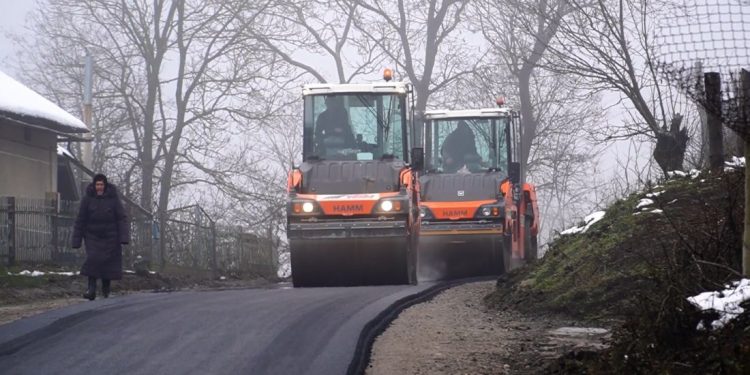 На Теребовлянщині, попри війну, відремонтували велику кількість доріг та тротуарів (відео)