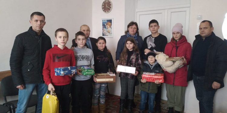 Учні ліцею на Тернопільщині отримали подарунки від “Української команди”