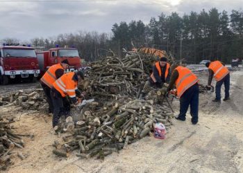 Збаразьке КП «Добробут» готує дрова родинам наших захисників