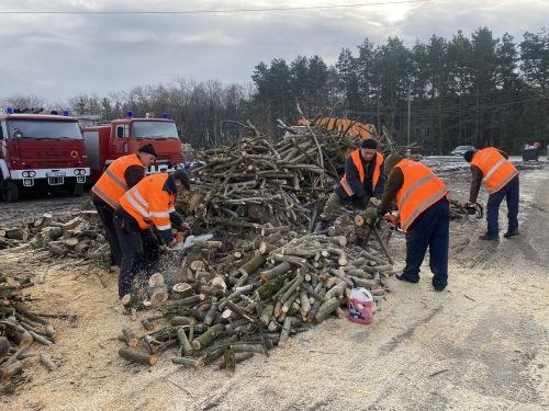 Збаразьке КП «Добробут» готує дрова родинам наших захисників