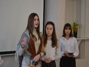 Першокурсники факультету філології і журналіскики ТНПУ підготували літературно-музичну композицію «Світло свободи перемагає темряву» (фоторепортаж)