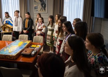 «Зоринка» з колядою завітала до мерії Тернополя